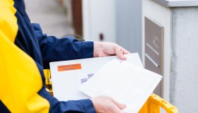 È valida la notifica di atti tributari tramite posta privata?