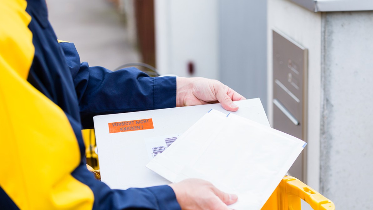 È valida la notifica di atti tributari tramite posta privata?