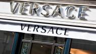 Prada acquisisce Versace: la decisione dell’Antitrust europeo
