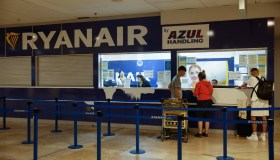 Carta d’imbarco digitale Ryanair, “obbligo discriminatorio”: la denuncia