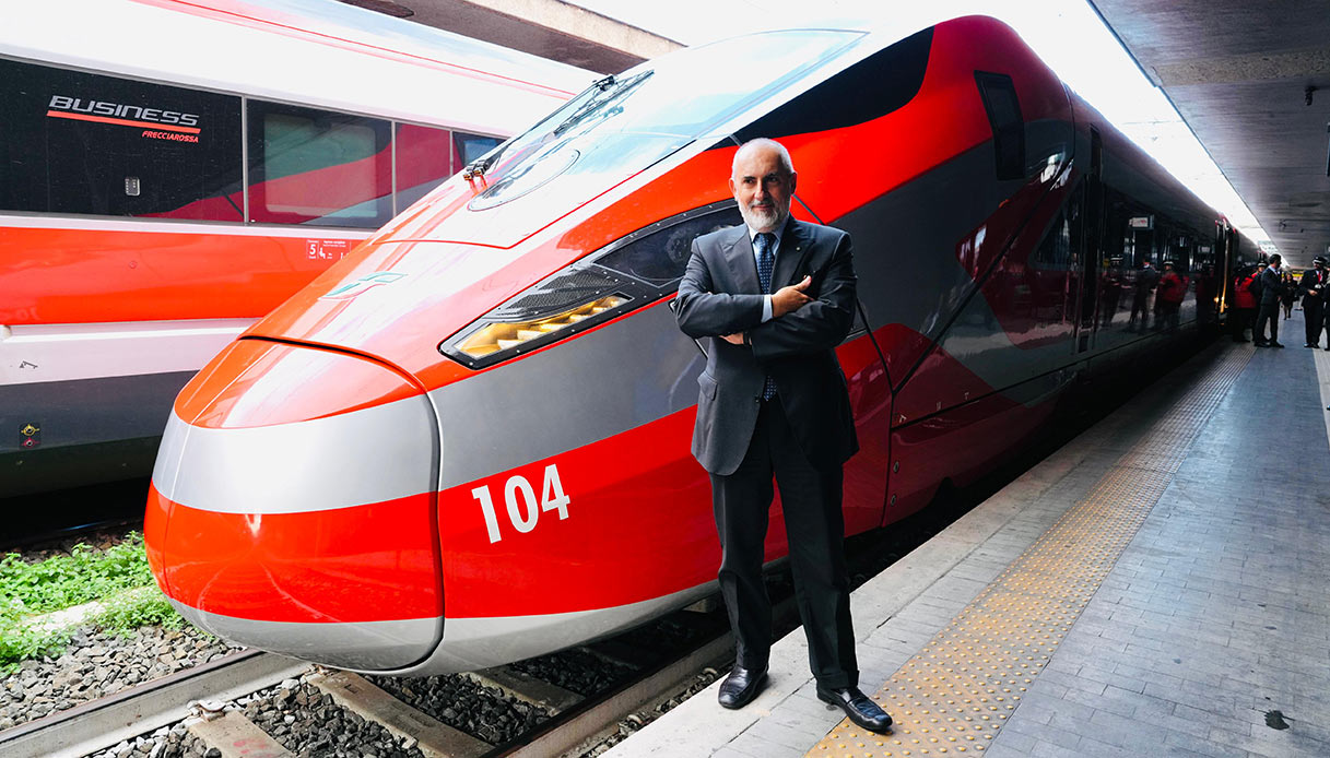 Stefano Antonio Donnarumma davanti a un Frecciarossa