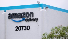 Amazon licenzia 30mila dipendenti: tagli per l’IA al via immediatamente