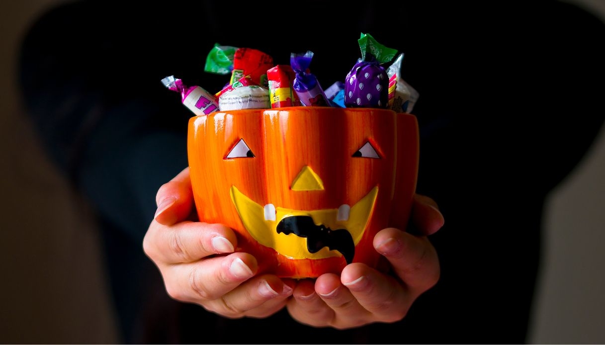 https://quifinanza.it/wp-content/uploads/sites/5/2025/10/Aumenta-il-prezzo-dei-dolci-ad-Halloween-.jpg