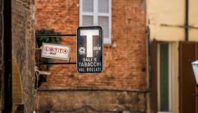 Manovra, sigarette più care fino a 1,5 euro a pacchetto: quando scatta l’aumento