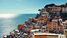 Quando la legge blocca il mercato: il caso Liguria e il vincolo sugli alberghi