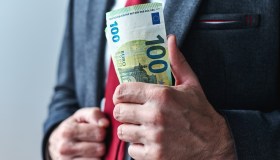 Stipendi in aumento in Italia, in quali settori crescono di più le retribuzioni