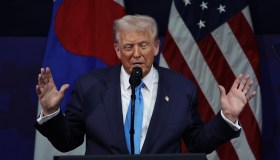 Trump torna indietro e abbassa i dazi, la cessione sul Fentanyl della Cina