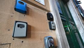 Affitti brevi, aumenta la tassa ma solo per Airbnb: il cambio di rotta