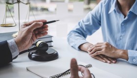 Parcella azzerata per l’avvocato che non informa correttamente il cliente