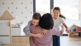 Nuovo bonus mamme lavoratrici: requisiti, importi e come fare domanda entro il 9 dicembre