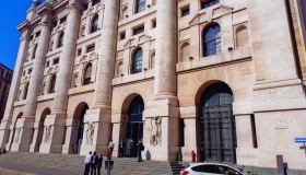 La Borsa del 15 ottobre, Milano chiude positiva grazie ai titoli del lusso