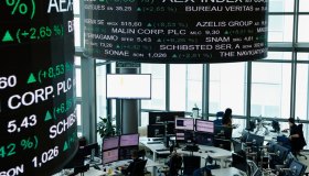 La Borsa del 30 ottobre, Milano recupera nel finale grazie al +11% di Campari