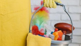 Rinnovo contratto colf e badanti, aumenti da 100 euro per 2 milioni di lavoratori