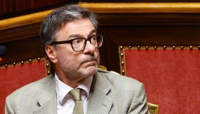 Giorgetti dà l’ultimatum alle banche, gli extra profitti saranno usati in Manovra