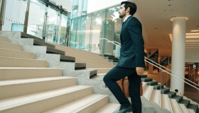 Promozione automatica con mansioni superiori, quando spetta il risarcimento