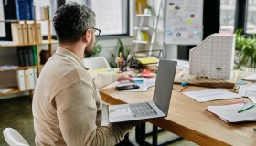 Il lavoro ibrido fa risparmiare fino a uno stipendio al mese