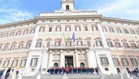 Gli italiani si fidano sempre meno dei politici: cala anche il Quirinale