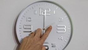 Torna l’ora solare a ottobre, quando spostare gli orologi indietro di un’ora