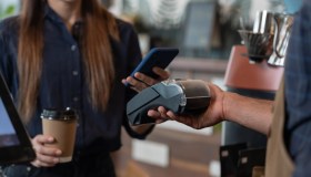 Addio al contante, in Italia sempre più pagamenti digitali e istantanei