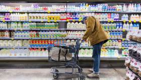 Prezzo della spesa in aumento, 343 euro in più per il cibo: è colpa dell’inflazione