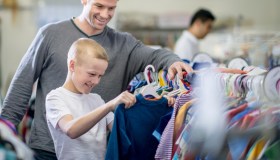 Come risparmiare soldi se si hanno figli, le strategie da adottare