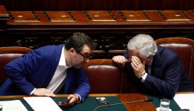 Salvini e Tajani divisi su banche e affitti brevi, Manovra ad alta tensione