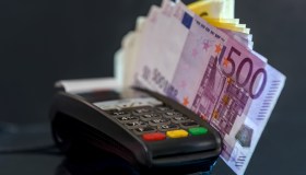 Pagamenti in contanti fino a 10.000 euro, ma scatta una nuova tassa