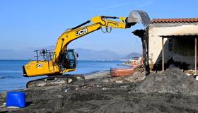 Manovra, Meloni vuole un nuovo condono edilizio: cosa si potrà sanare