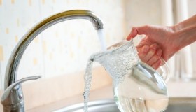 L’acqua costa il 40% in più alle famiglie italiane, aumenti altissimi su quella minerale