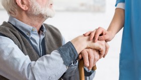 Mio padre può davvero lasciare tutto alla badante?