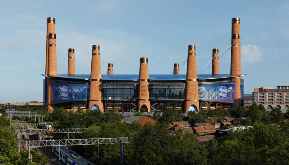 Il nuovo stadio del Birmingham City sembra un’industria dell’800, omaggio alla città che fu
