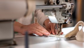 Caporalato nella moda, il Governo salva le maison con uno “scudo penale”