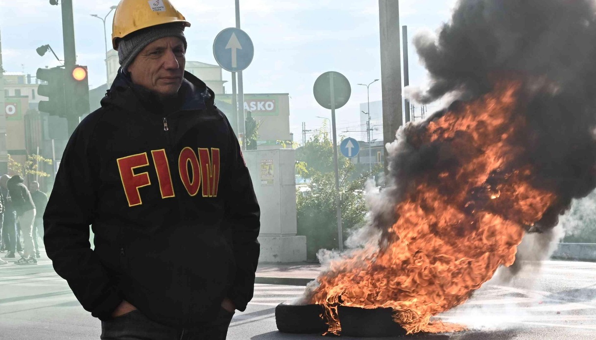 ex ilva nuovo decreto da 108 milioni chieste le dimissioni del ministro