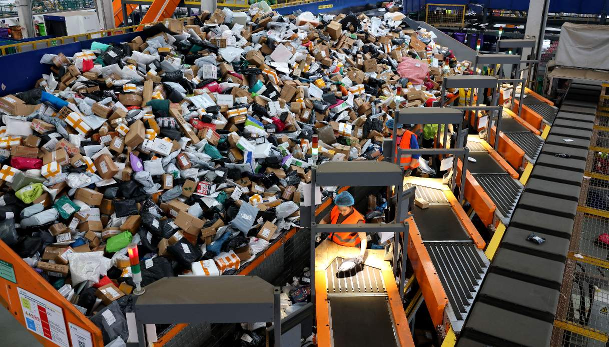 Ultra fast fashion senza dazi, in Ue oltre 12 milioni di pacchi al giorno Ultra fast fashion senza dazi, in Ue oltre 12 milioni di pacchi al giorno