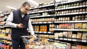 Inflazione in calo, ma i prezzi del cibo restano un’emergenza per le famiglie