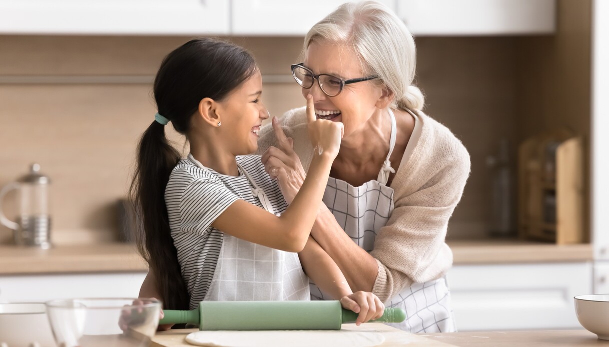 Assegno familiare anche alla nonna che mantiene il nipote, la conferma con una sentenza