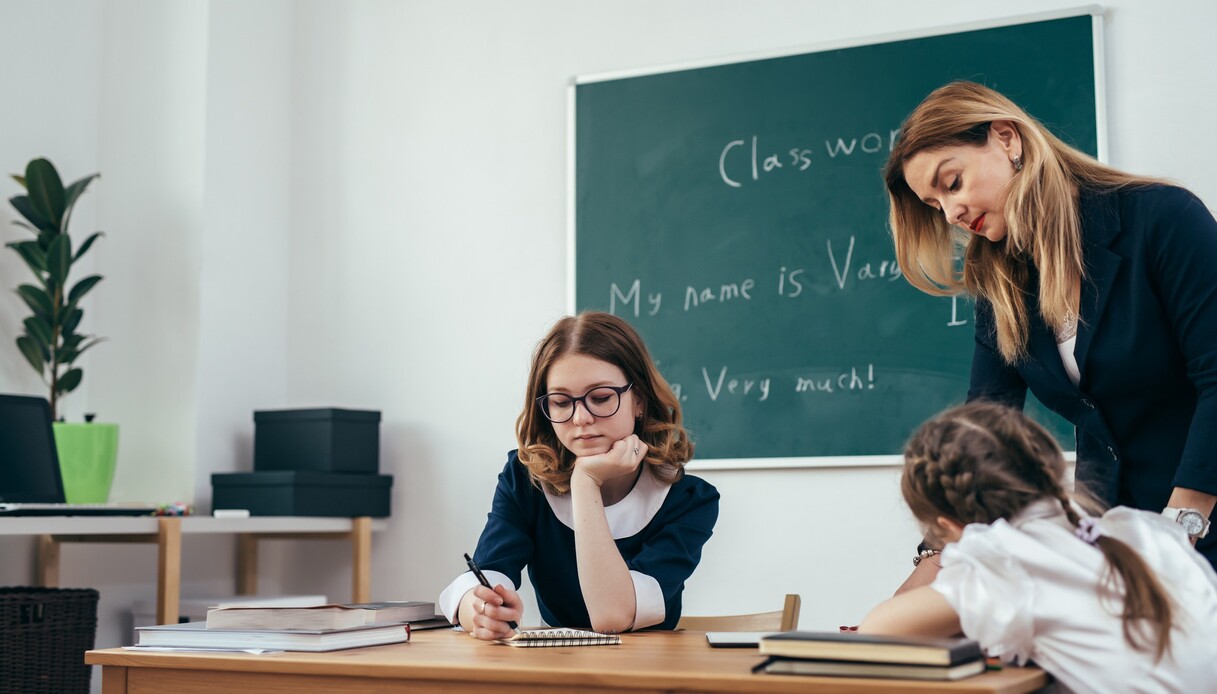 Il prof mente sul doppio lavoro: quando la bugia costa il posto