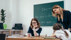 Il prof mente sul doppio lavoro: quando la bugia costa il posto