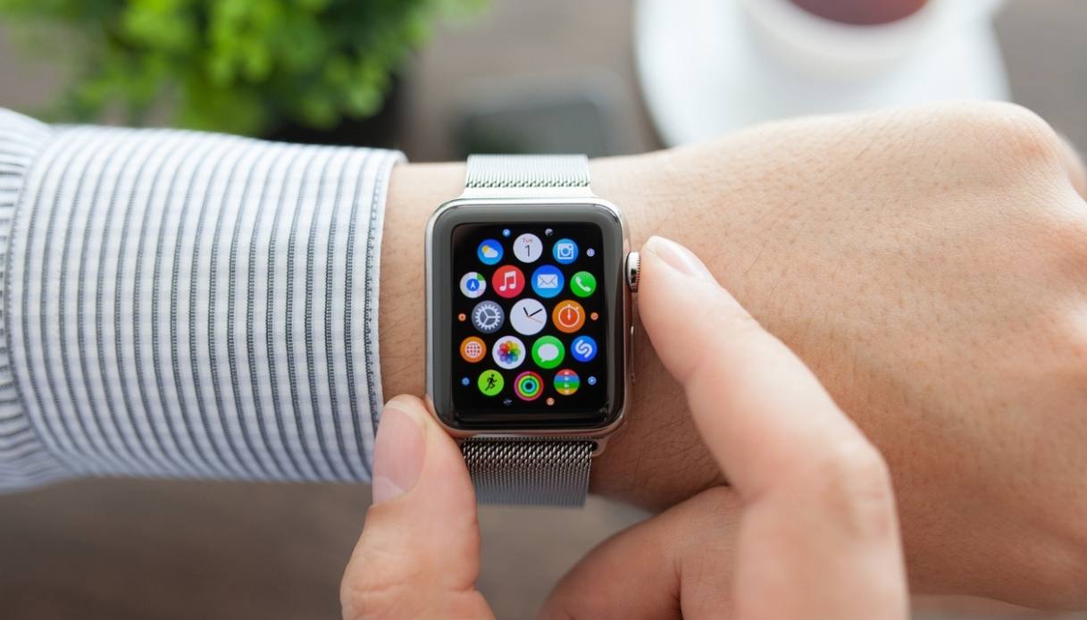 Apple watch e Labubu falsi sequestrati per un valore 3,5 milioni di euro Apple watch e Labubu falsi sequestrati per un valore 3,5 milioni di euro