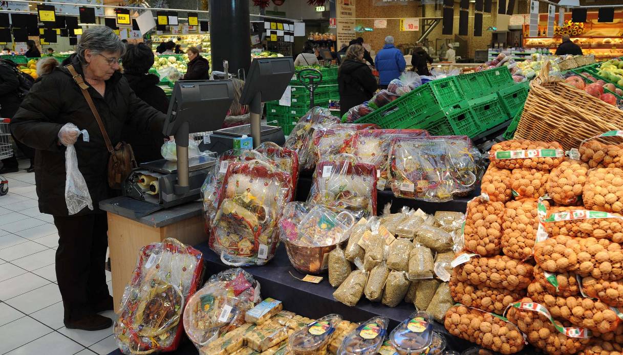 Prezzi del cibo alle stelle, +25% per l’inflazione: gli italiani tagliano la spesa Prezzi del cibo alle stelle, +25% per l’inflazione: gli italiani tagliano la spesa