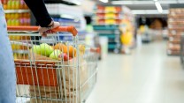 Prezzi spesa sempre in aumento: le famiglie spendono di più per comprare meno
