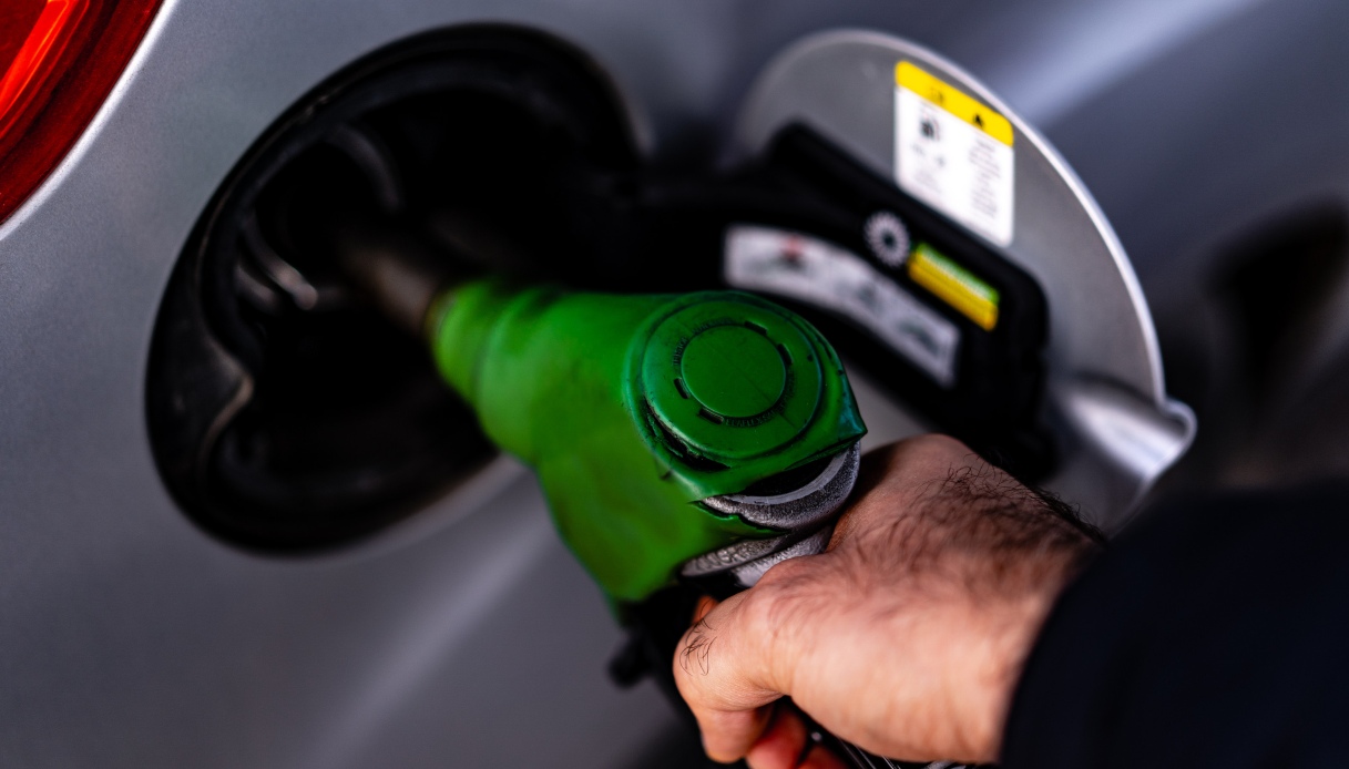 L’Ue fa un passo indietro sulle auto elettriche: il futuro è a benzina? L’Ue fa un passo indietro sulle auto elettriche: il futuro è a benzina?