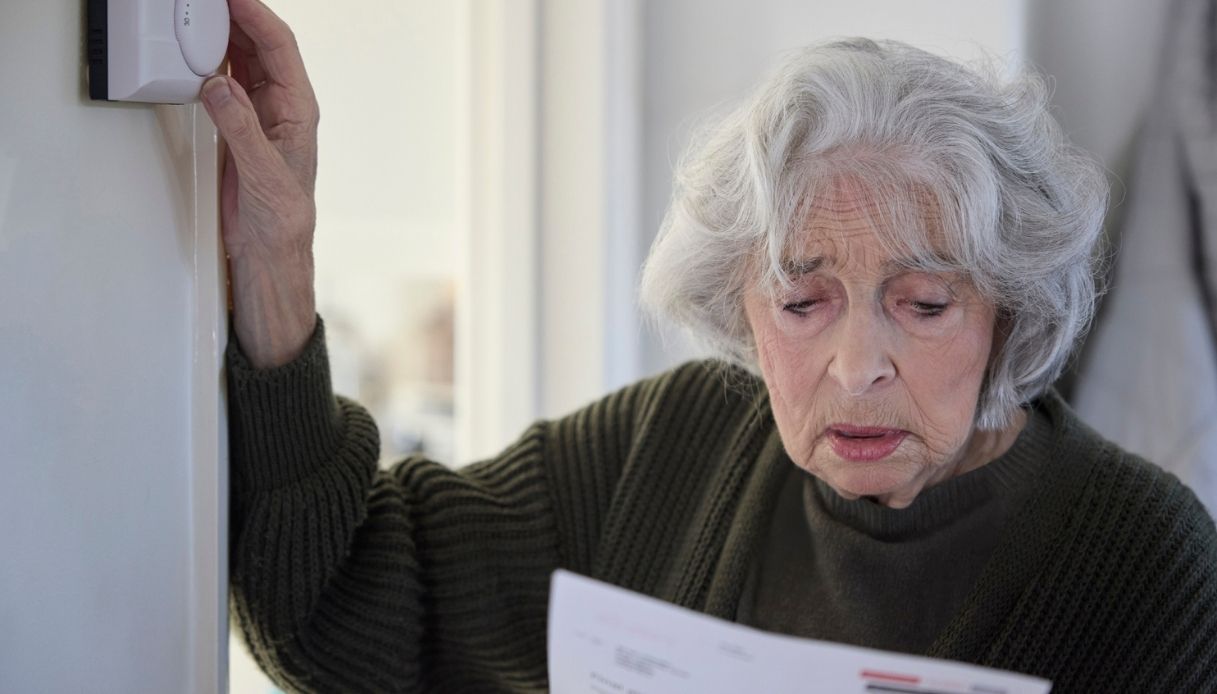 Chi cambia operatore al telefono paga di più in bolletta, l’allerta di Federconsumatori