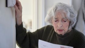 Chi cambia operatore al telefono paga di più in bolletta, l’allerta di Federconsumatori