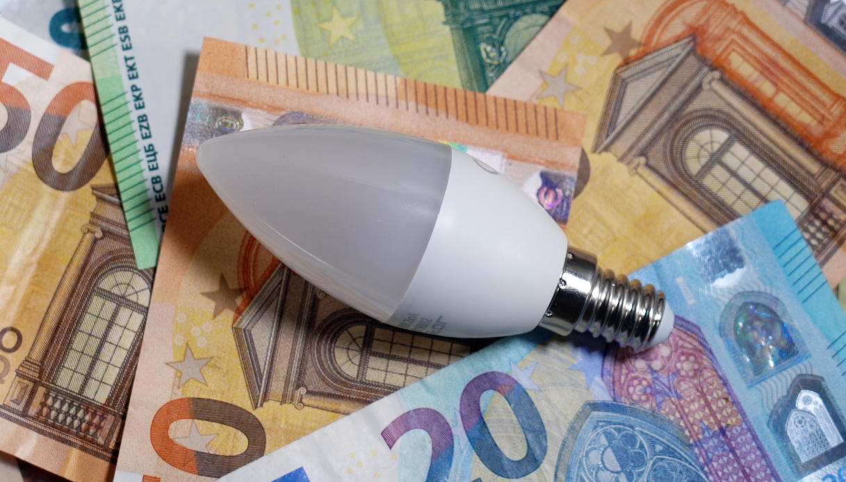 bonus luce da 55 euro in bolletta bufera sulla misura quando arriva e per chi da Quifinanza.it bonus luce da 55 euro in bolletta bufera sulla misura quando arriva e per chi