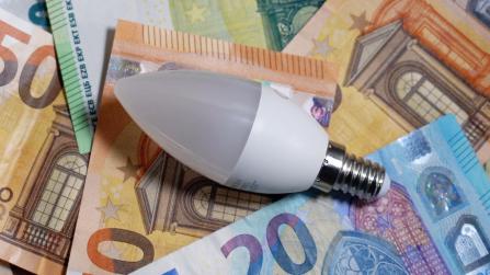 Bonus luce da 55 euro in bolletta, polemiche sulla misura: quando arriva e per chi