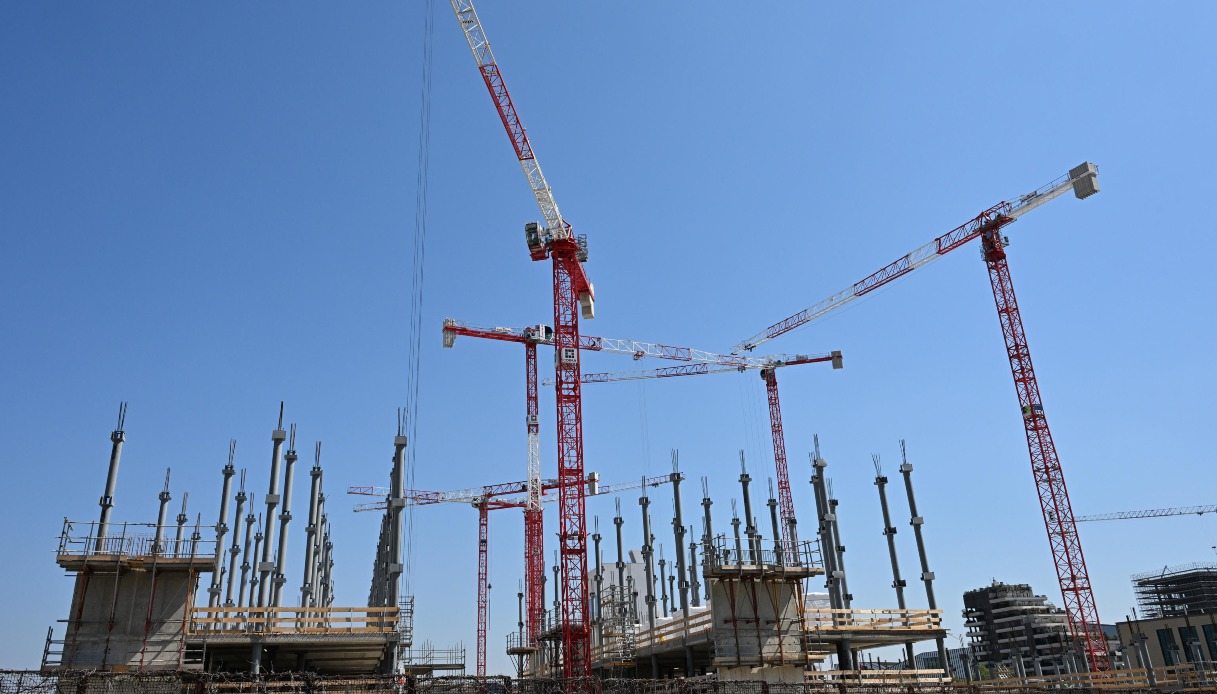 Stretta affitti brevi, l’Ue contro le case vacanza: stanzia 10 miliardi per gli alloggi