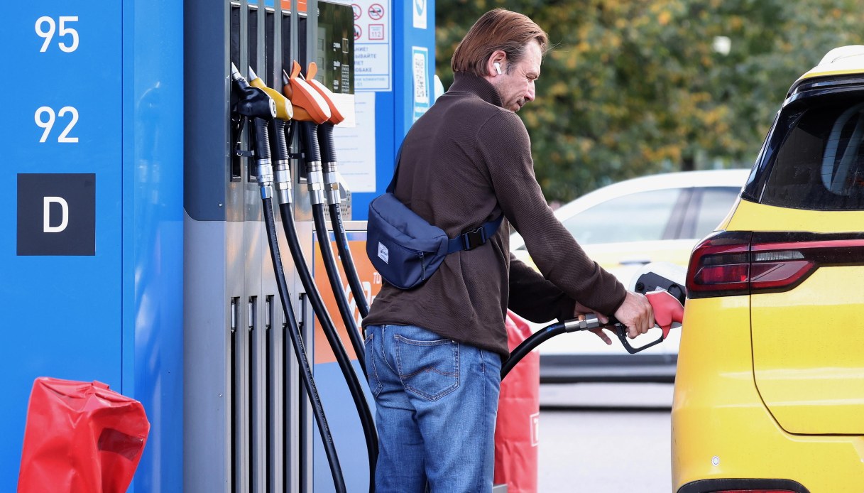 Aumento del gasolio dal 1° gennaio 2026, cosa succede con il riallineamento delle accise