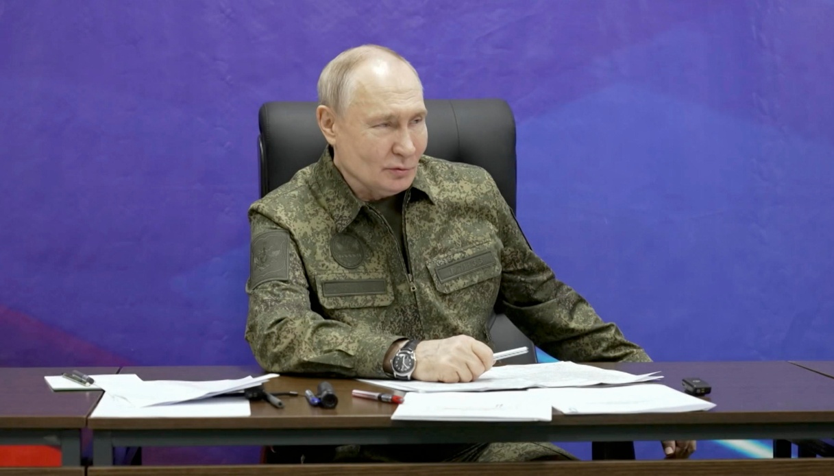 Putin minaccia l’Europa: “Pronti alla guerra”. L’Ue proibisce il gas russo