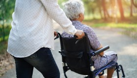 Colf badanti e baby sitter, quanto costano alle famiglie i nuovi aumenti in busta paga